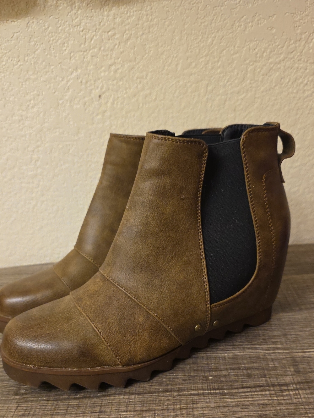 Tinstree Women's Brown Hidden Wedge Chelsea Ankle Booties Size 9